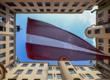 Latvijas karogs stūra mājā